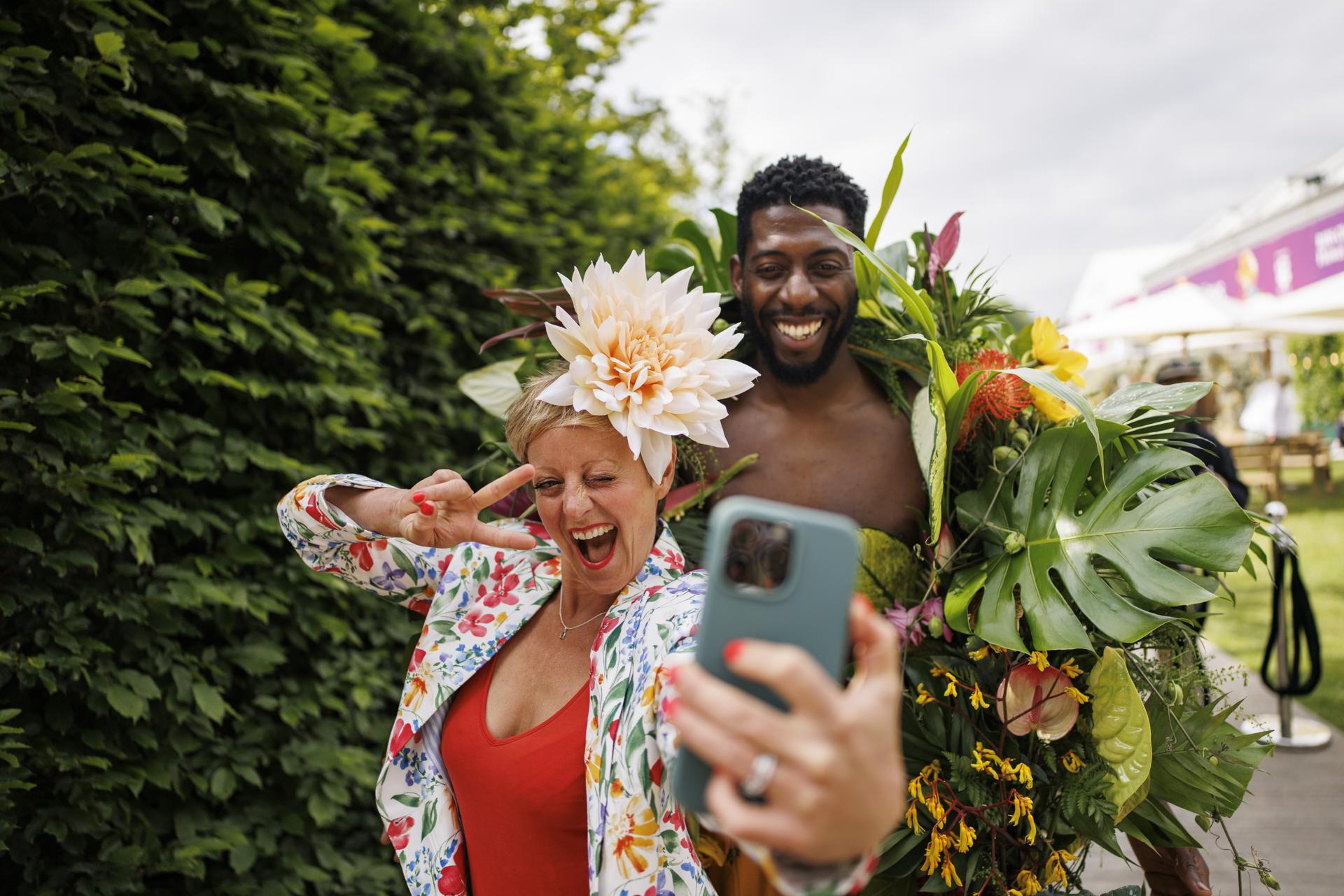 LONDON (United Kingdom), 19/05/2025.- Andie McDowell (L) poses for a picture with Dane Foxx (R), a model from Acacia creative studio wearing a floral outfit at the Chelsea Flower Show during the press day in London, Britain, 19 May 2024. The annual gardening exhibition runs from 20 to 24 May 2024 at the Royal Chelsea Hospital in London. (Reino Unido, Londres) EFE/EPA/TOLGA AKMEN