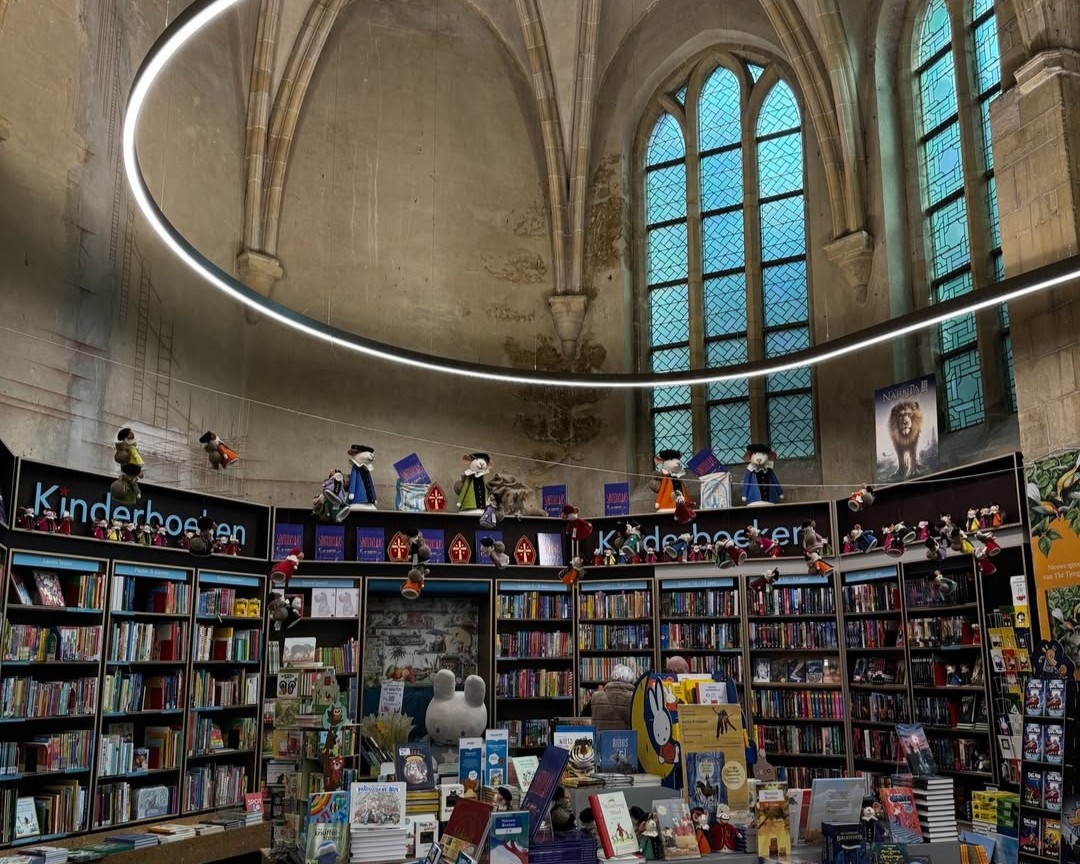 En Boekhandel Dominicanen, Maastricht,capital de Limburgo, en Paises Bajos, los libros ocupan el interior de una iglesia gótica del siglo XIII, creando una de las librerías más impactantes del mundo. Entre techos abovedados, frescos originales y una imponente estructura de acero que sostiene las estanterías, el espacio combina historia y modernidad con una amplia oferta literaria, música en distintos formatos y un café que funciona como punto cultural.