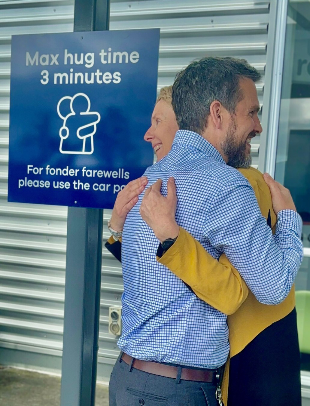 Aeropuerto de Nueva Zelanda impone límite de 3 minutos a los abrazos de despedida