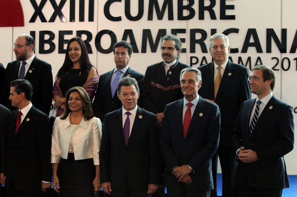 Los presidentes de México, Enrique Peña Nieto; de Costa Rica, Laura Chinchilla; de Colombia, Juan Manuel Santos; de Portugal, Aníbal Cavaco Silva, y el primer ministro de Portugal, Pedros Passos, posan para la foto oficial de la XXIII Cumbre Iberoamericana de jefes de Estado y de Gobierno. 