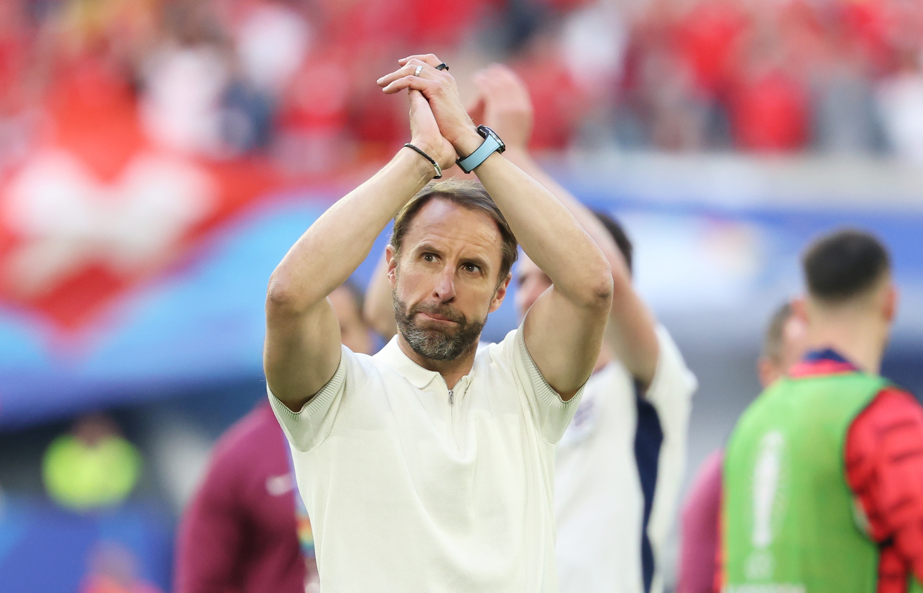 Dusseldorf (Germany), 06/07/2024.- England head coach Gareth Southgate celebrates to supporters after winning the penalty shoot-out of the UEFA EURO 2024 quarter-finals soccer match between England and Switzerland, in Dusseldorf, Germany, 06 July 2024. (Alemania, Suiza) EFE/EPA/FRIEDEMANN VOGEL