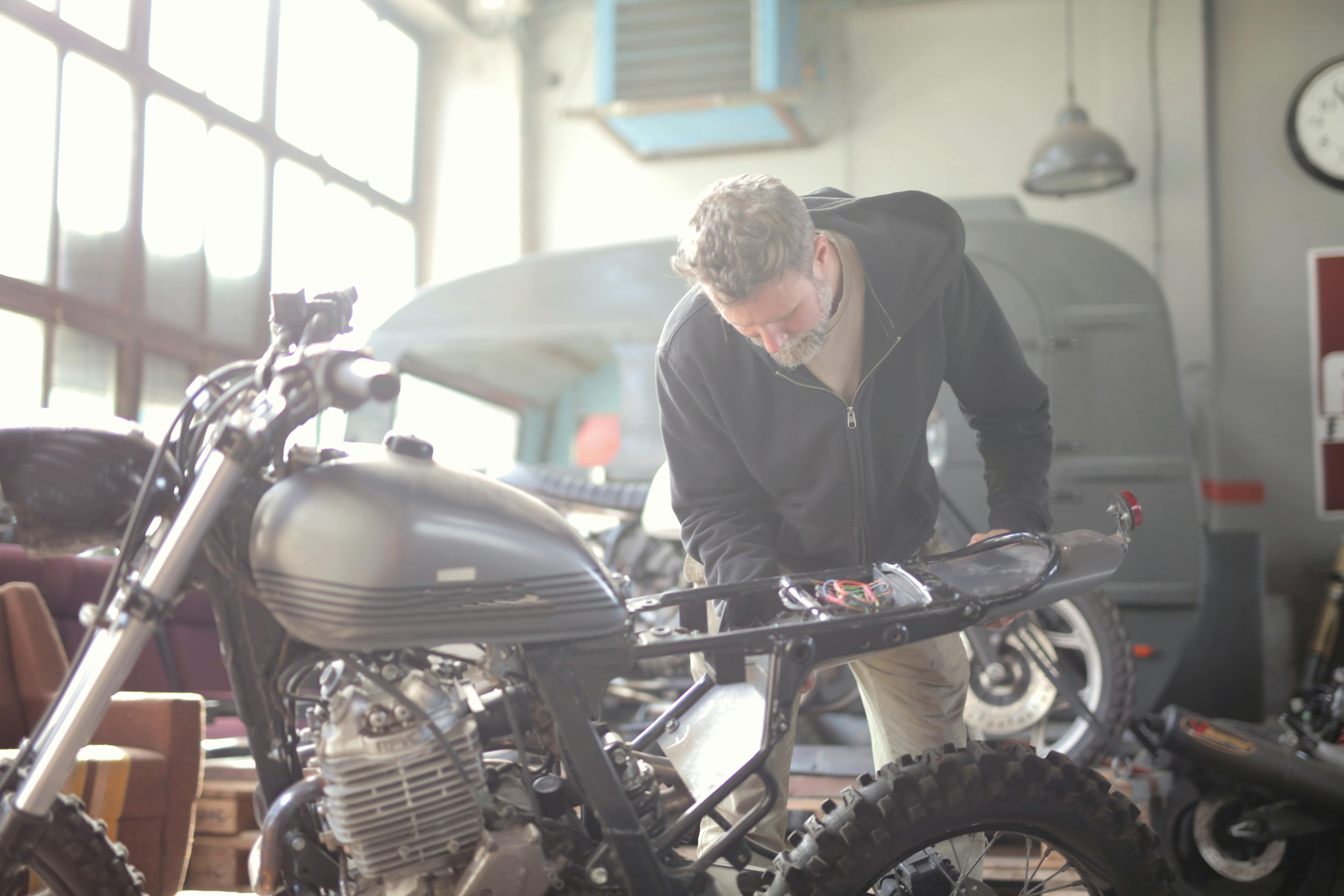 Motos naked, touring y deportivas: diferencias y cuál es mejor para la ciudad