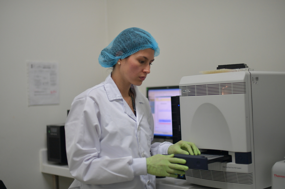 Bacterióloga Erika Ospitia trabajando en el Instituto Nacional de Salud INS