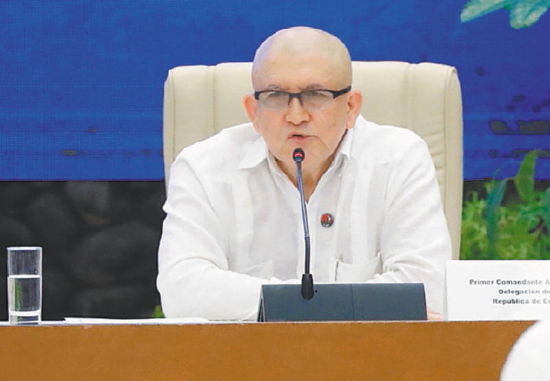 AME5563. LA HABANA (CUBA), 09/06/2023.- El jefe m·ximo de la guerrilla del ELN, Antonio GarcÌa, habla durante el cierre de la tercera ronda de conversaciones de paz hoy en La Habana (Cuba). El presidente colombiano, Gustavo Petro, asegurÛ este viernes, durante el cierre de la tercera ronda de conversaciones entre el ELN y el Gobierno, que la paz entre ambas partes se podrÌa lograr en mayo de 2025. EFE/Ernesto Mastrascusa