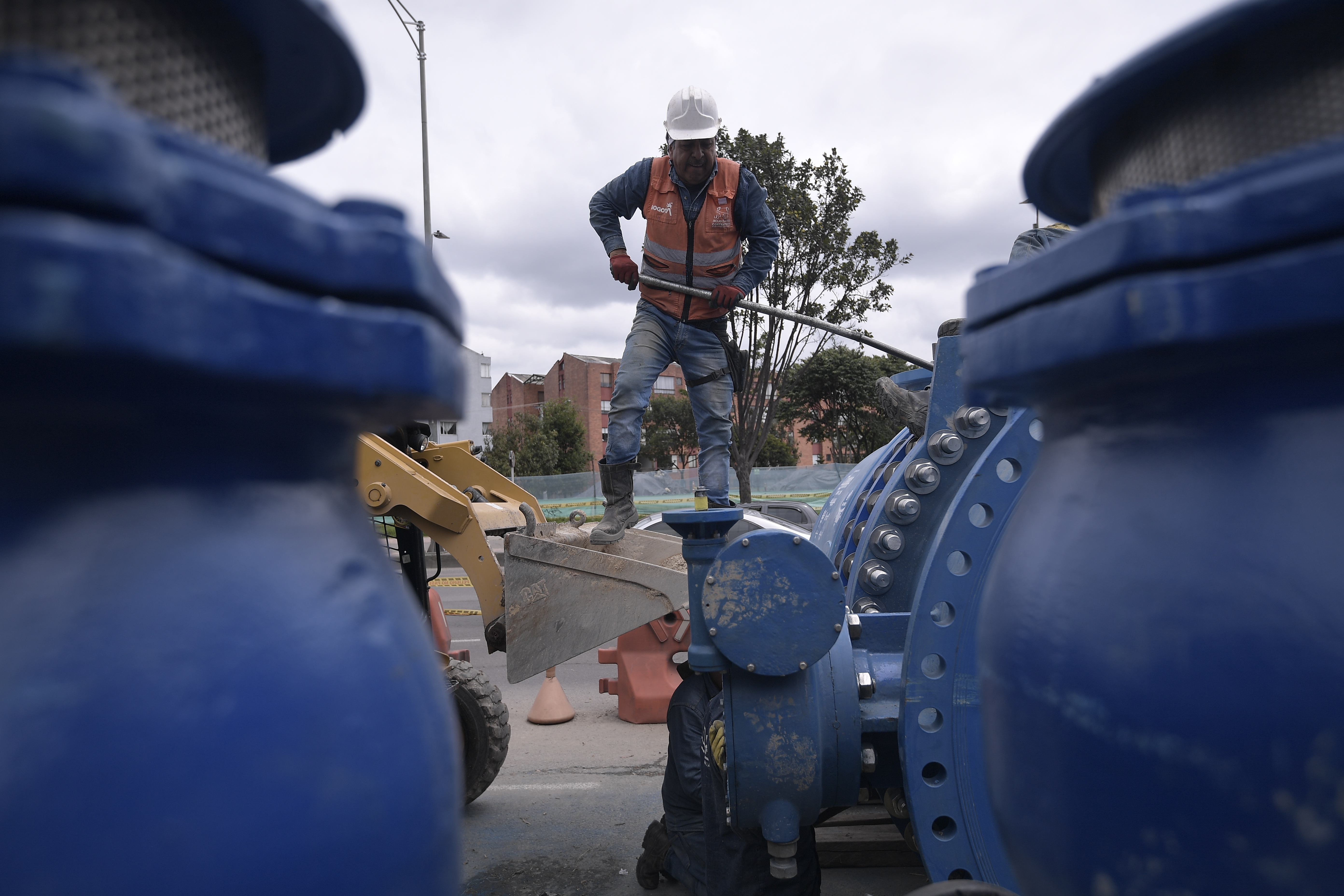 Obras en la Avenida Boyacá con Calle 80, para reemplazar un tubo matriz del Acueducto de Bogotá, que genero cortes de agua en las localidades de Kennedy, Fontibón, un sector de Engativá y los municipios de Funza, Madrid y Mosquera.