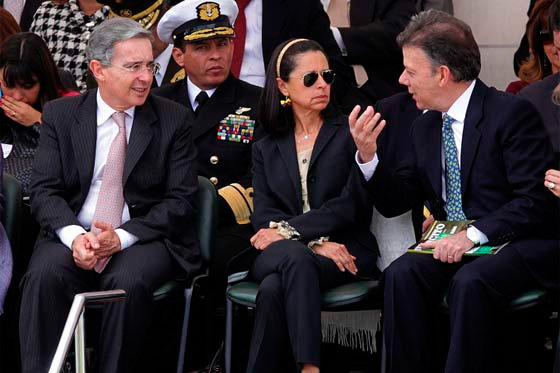 Crearían comisión de notables para terminar confrontación Santos-Uribe