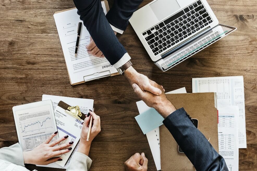 Colombianos confían más en sus empleadores que en el Gobierno, afirma estudio
