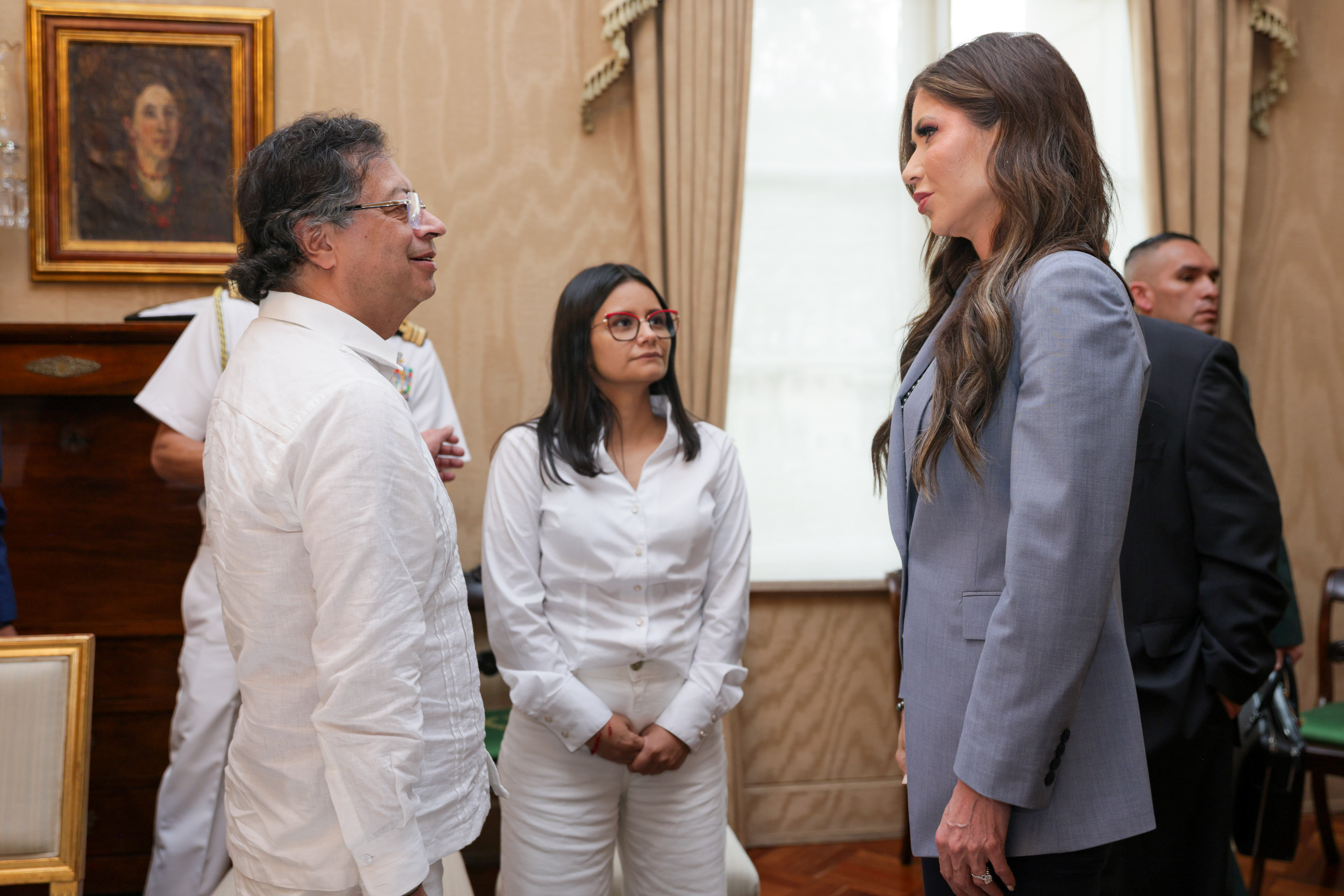 AME3292. BOGOTÁ (COLOMBIA), 27/03/2025.- Fotografía cedida por la Presidencia de Colombia del mandatario, Gustavo Petro, junto a la secretaria de Seguridad Nacional de Estados Unidos, Kristi Noem, este jueves en Bogotá (Colombia). Noem afirmó que Washington ayudará a Colombia a impedir que "terroristas" crucen sus fronteras y se comprometió a trabajar con las autoridades de este país en temas de "seguridad pública, narcotráfico y trata de personas". EFE/ Presidencia De Colombia / SOLO USO EDITORIAL/ NO VENTAS /SOLO DISPONIBLE PARA ILUSTRAR LA NOTICIA QUE ACOMPAÑA (CRÉDITO OBLIGATORIO)