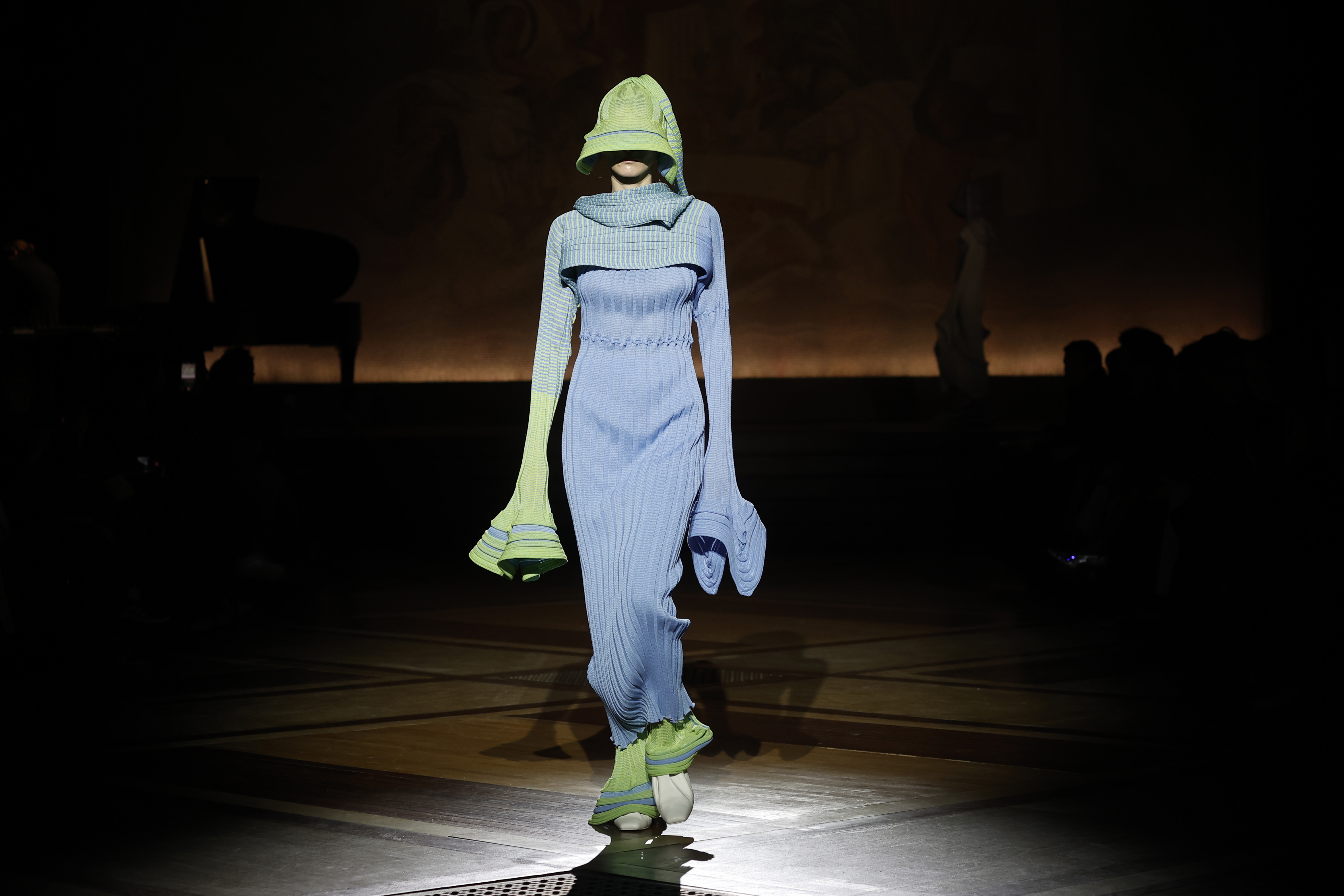 Paris (France), 01/03/2024.- A model presents a creation from the Fall/Winter 2024/2025 Collection by Issey Miyake fashion house during the Paris Fashion Week, in Paris, France, 01 March 2024. The presentation of the Women's collections runs from 26 February to 05 March 2024. (Moda, Francia) EFE/EPA/YOAN VALAT