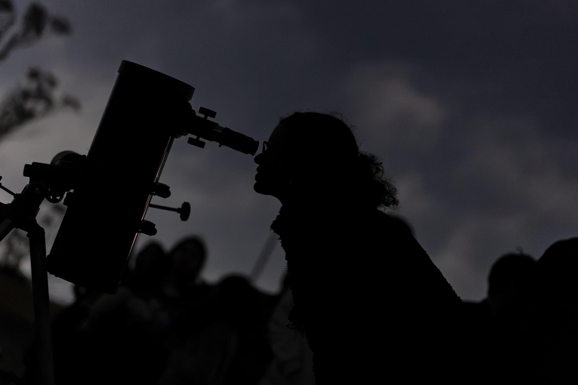 A diferencia de los eclipses solares, agrega la NASA, los lunares pueden observarse de manera segura a simple vista.