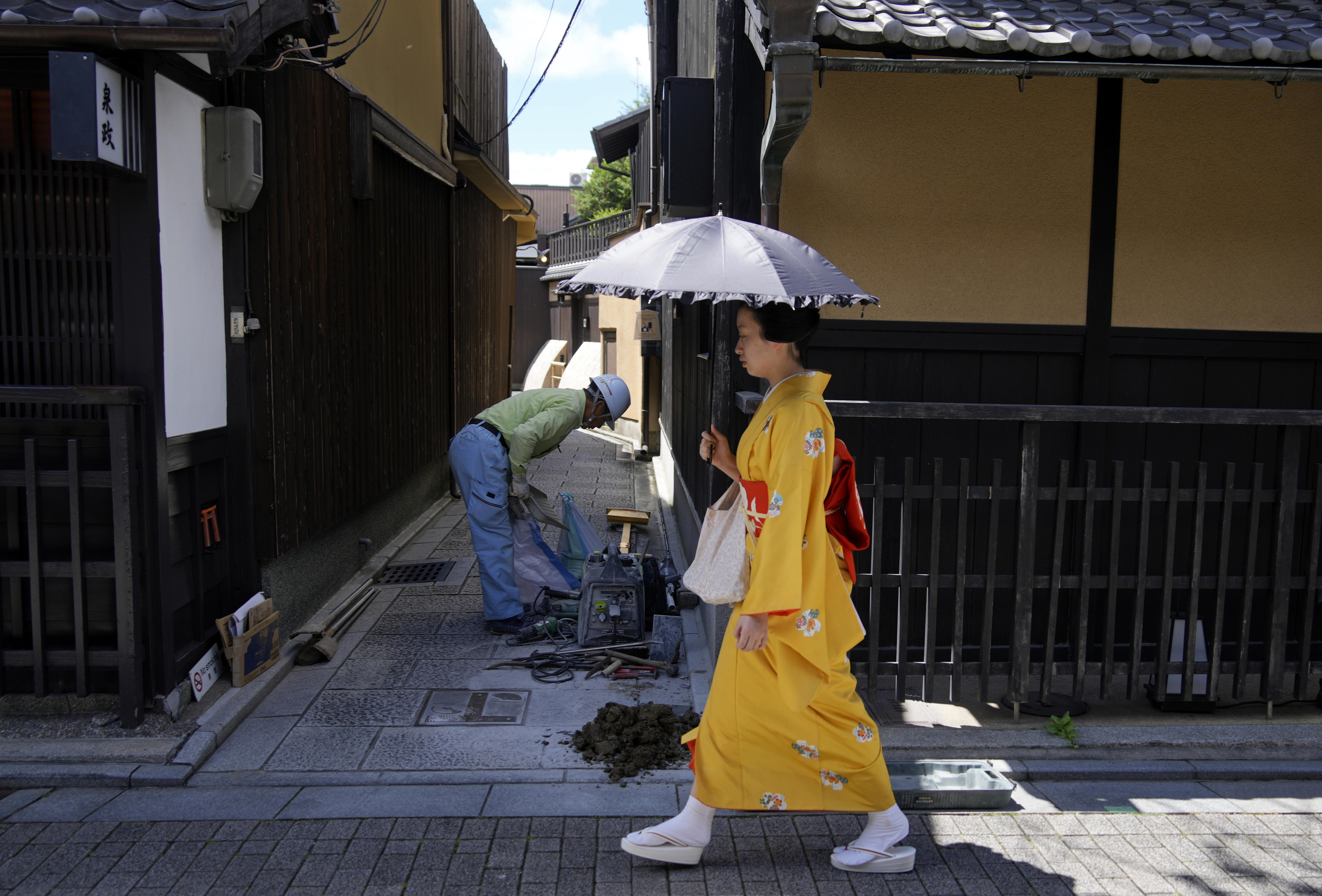 Vecinos de Kioto cierran calles para evitar que los turistas persigan a geishas