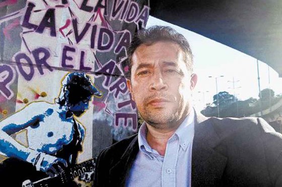 Gustavo Trejos frente al muro donde fue asesinado su hijo, en el norte de Bogotá.