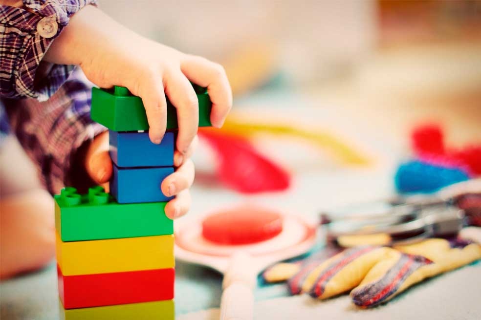 Los efectos negativos de dar a tus hijos regalos en exceso. ¿Qué deben hacer los padres?