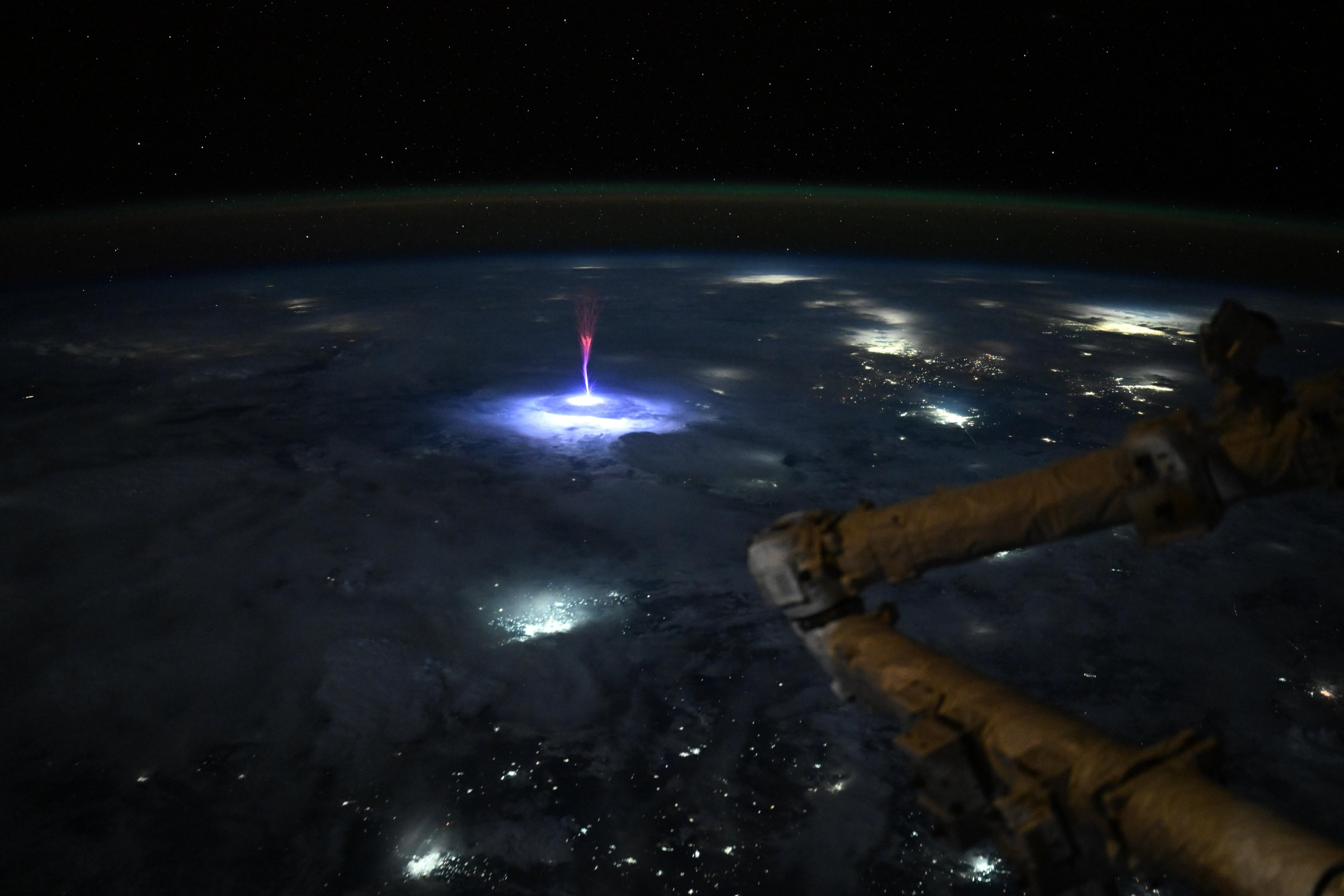 Astronauta de la NASA captura impresionante “evento luminoso” en la atmosfera de la Tierra