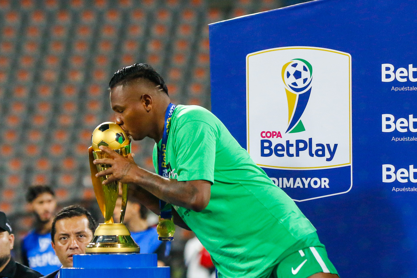 AME9234. MEDELLÍN (COLOMBIA), 17/12/2025.- Alfredo Morelos de Nacional celebra con el trofeo de la Copa Colombia este miércoles, al finalizar el partido de vuelta por la final de la Copa Colombia entre Medellín y Nacional en el estadio Atanasio Girardot, en Medellín (Colombia). EFE/ STR