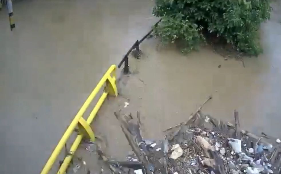 En video: así se desbordó la quebrada La Presidenta por fuertes lluvias en Medellín