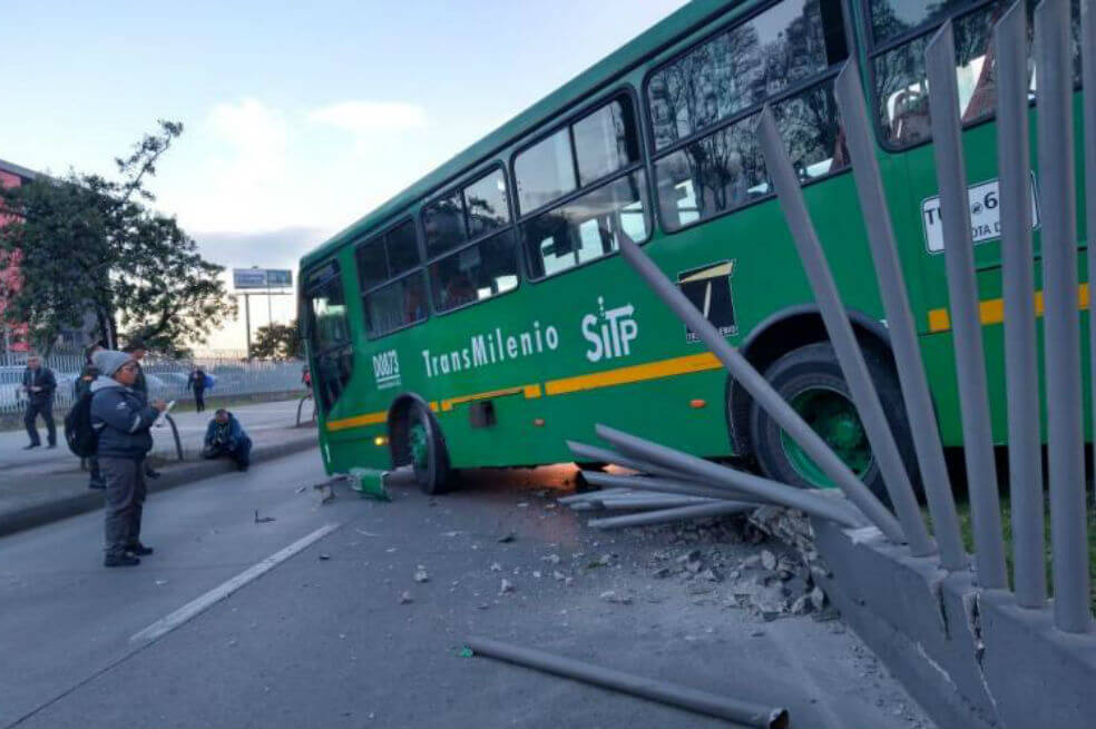Choque de bus alimentador contra separador paraliza la movilidad por la Calle 26