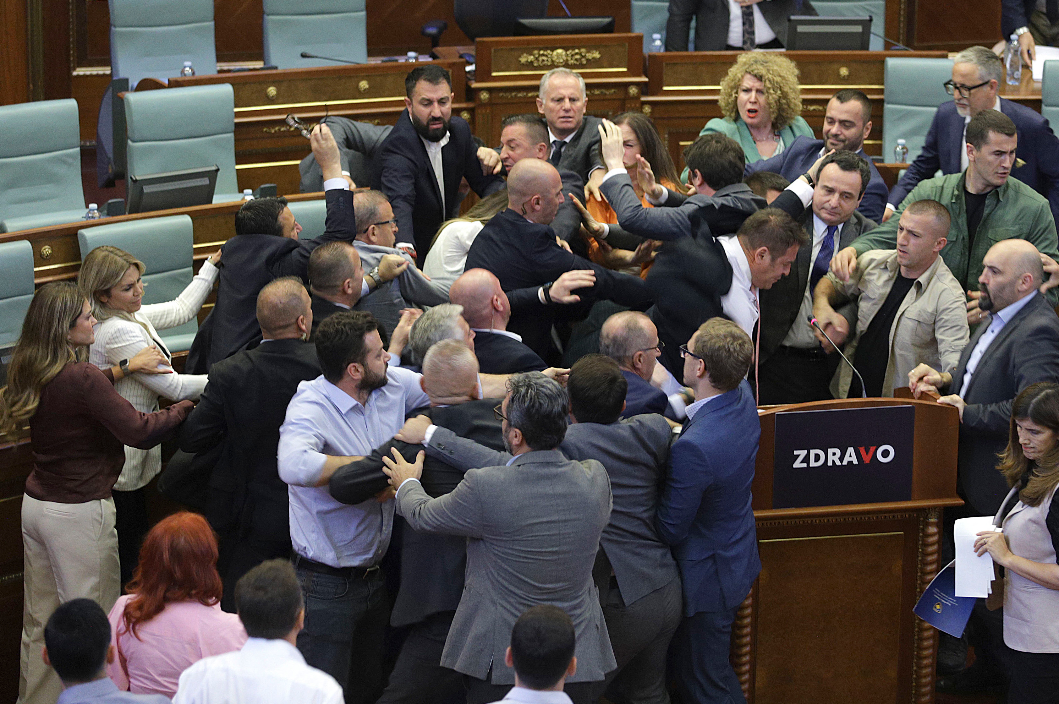 Video: impresionante pelea a golpes en el Parlamento de Kosovo, ¿qué la desató?