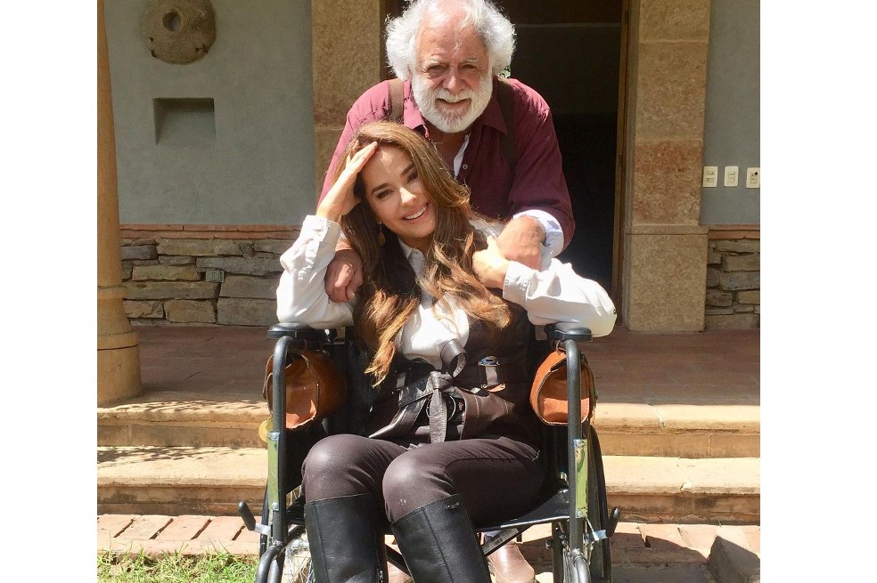 “Para ella todo...hasta mi silla de ruedas”, escribió en una foto junto a la actriz Danna García, quien interpreta en la telenovela a su nieta Norma Elizondo. La imagen tiene más de 11 mil likes y muchos comentarios de sus seguidores quienes afirman que el actor tendrá un gran reto al reemplazar a Jorge Cao.