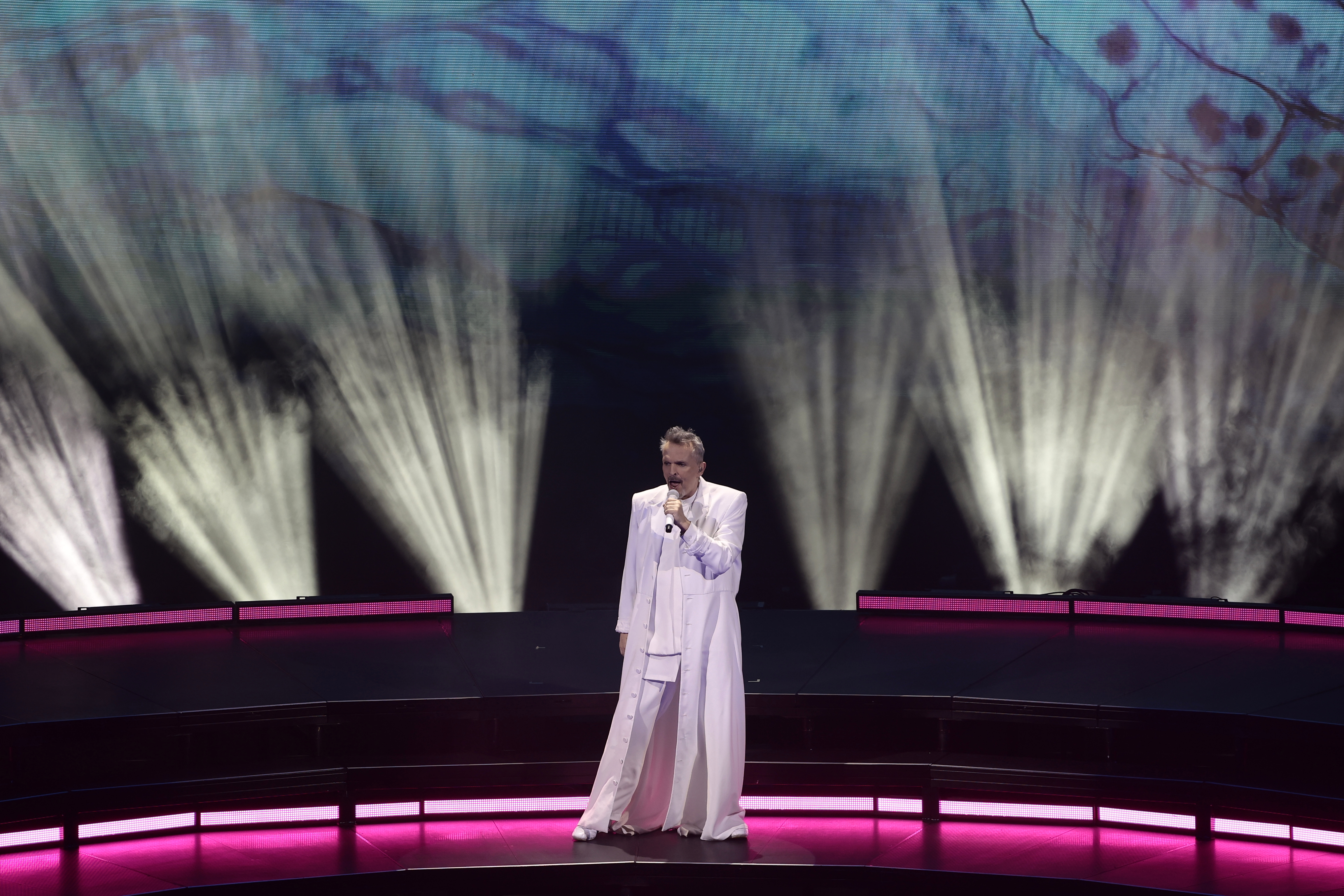 AME9431. CIUDAD DE MÉXICO (MÉXICO), 14/03/2025.- El cantante español Miguel Bosé canta durante un concierto este viernes, como parte de su gira 'Importante', en el Auditorio Nacional de Ciudad de México (México). EFE/José Méndez