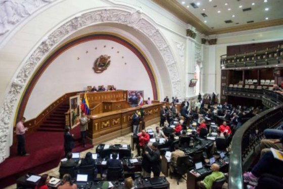 Parlamento venezolano debate acciones tras suspensión del revocatorio contra Maduro