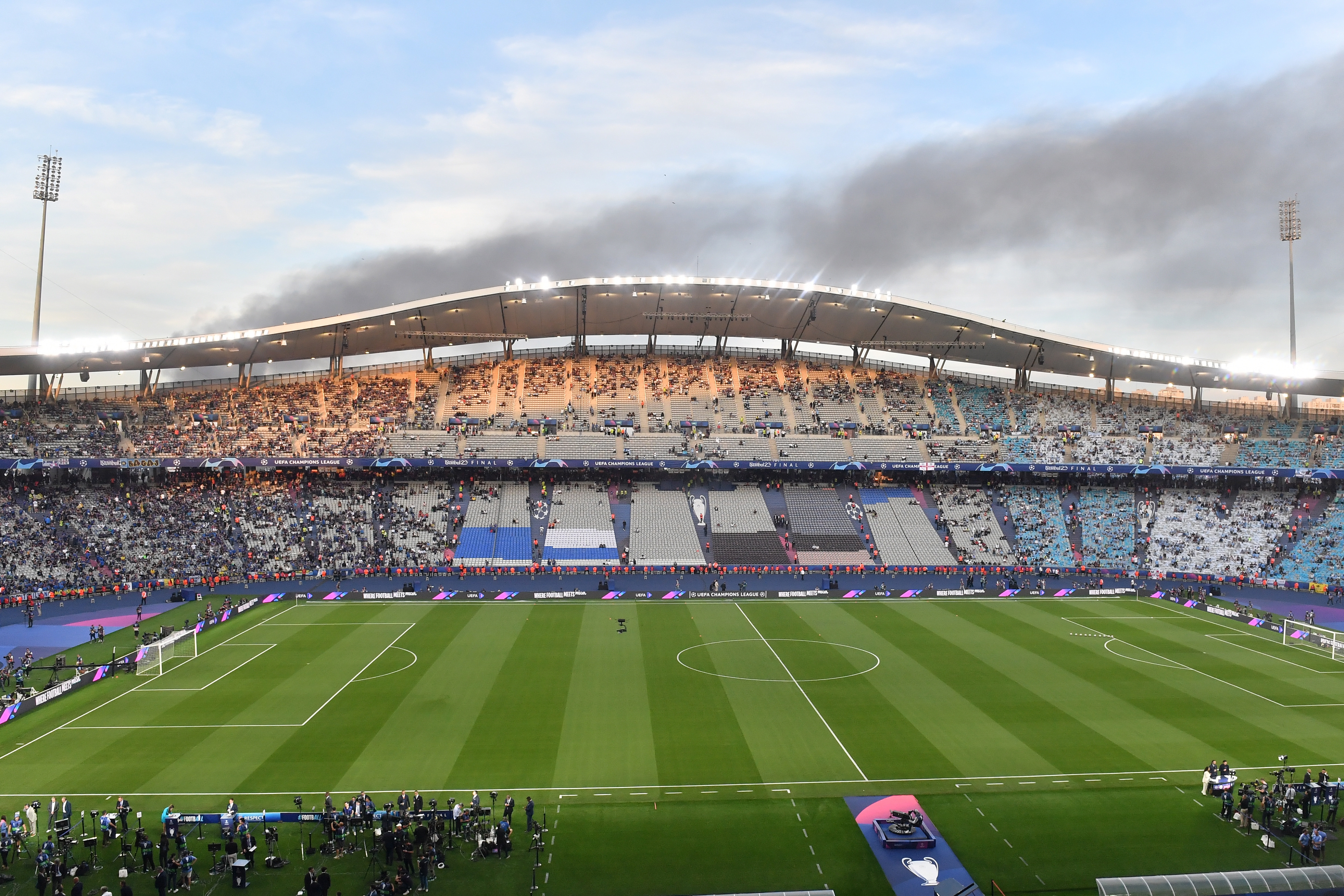 Istanbul (Turkey), 10/06/2023.- Smoke rises behind the Ataturk Olympic Stadium ahead of the UEFA Champions League Final soccer match between Manchester City and Inter Milan, in Istanbul, Turkey, 10 June 2023. (Liga de Campeones, Turquía, Estanbul) EFE/EPA/GEORGI LICOVSKI