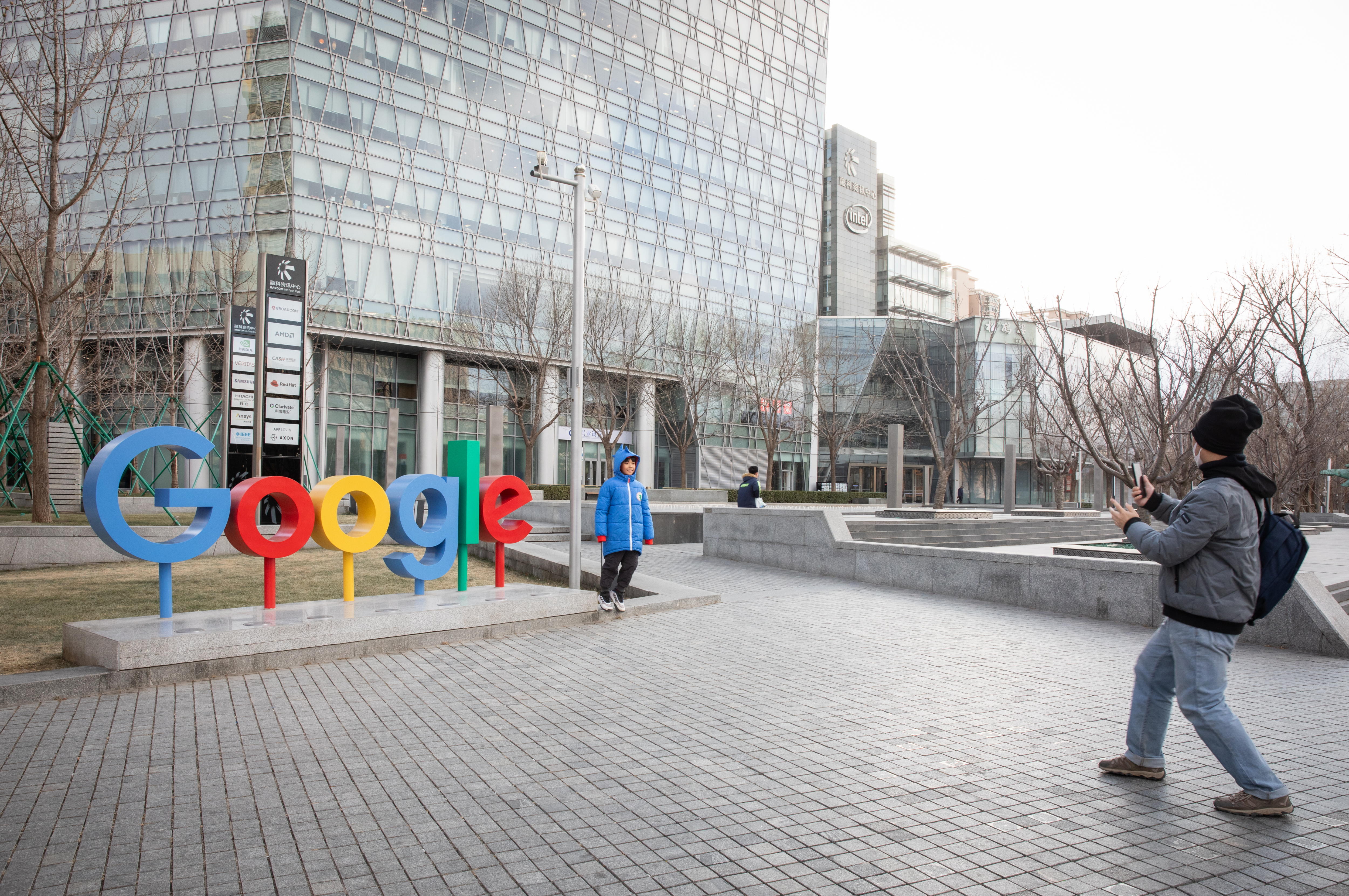 Beijing (China), 04/02/2025.- A child poses for a photo beside a Google sign in Beijing, China, 04 February 2025. After the US imposed a 10 percent tariff on Chinese goods 01 February, China announced 04 February it will investigate Google, a US tech company, for alleged violation of China'Äôs Anti-Monopoly Law. China also announced an additional 15 percent tariff on U.S. goods such as coal and liquified natural gas; and a 10 percent tariff on crude oil, agricultural machinery, large-displacement cars and pickup trucks, which will start 10 February. EFE/EPA/JESSICA LEE
