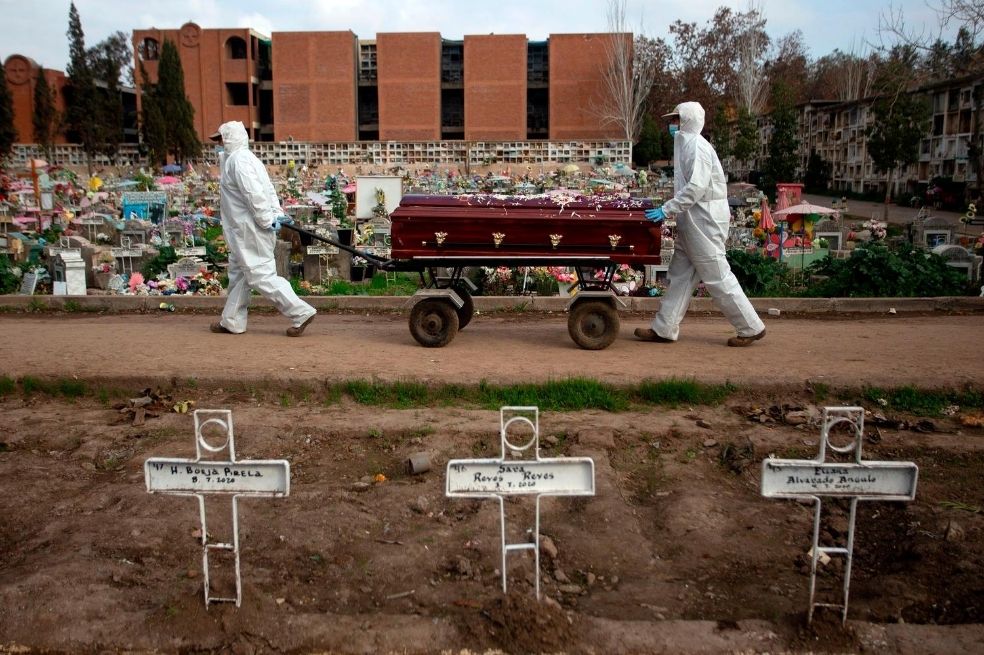 Sepultureros abrumados por tanta muerte en Chile
