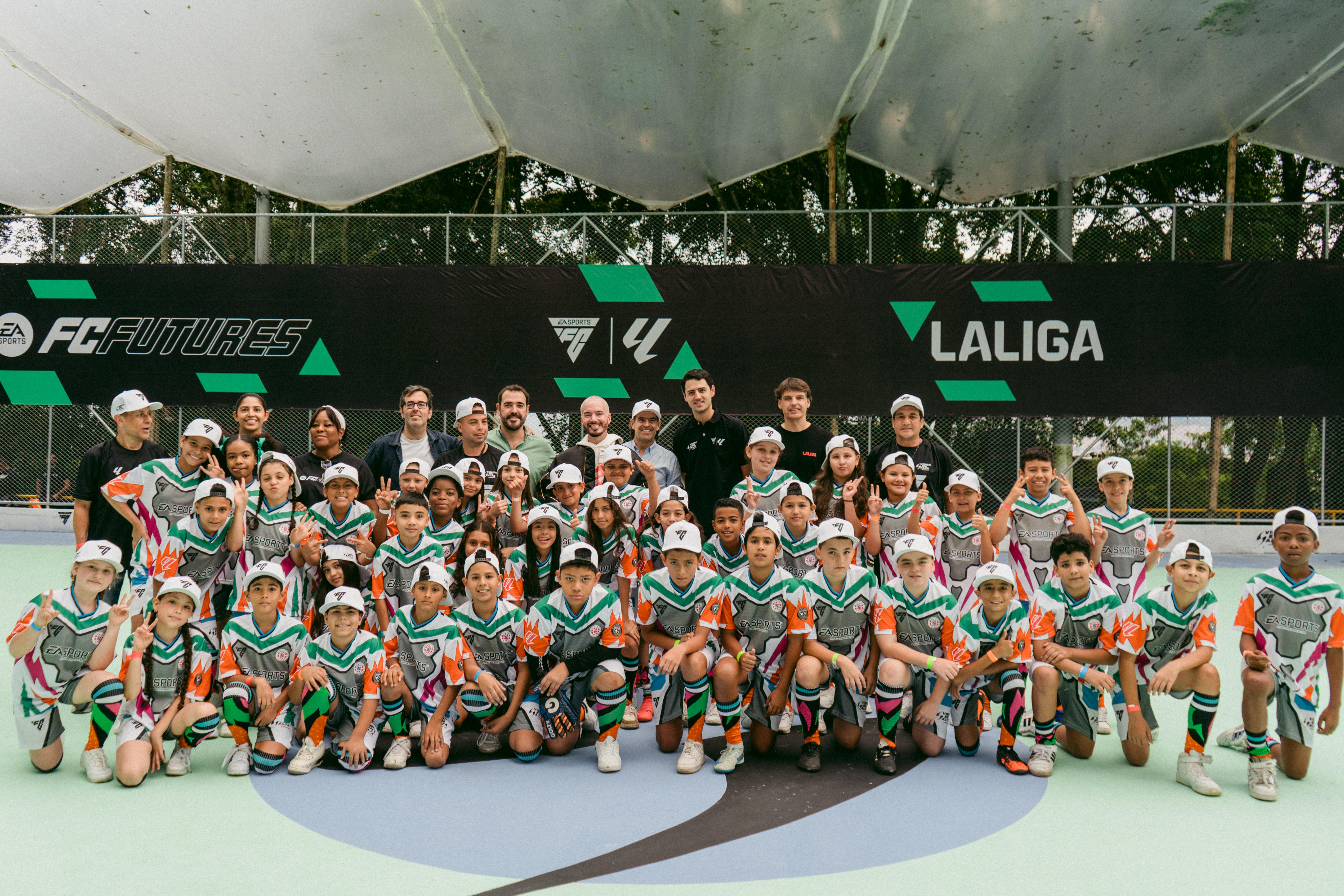 J Balvin inauguró cancha con EA Sports y LaLiga en Medellín