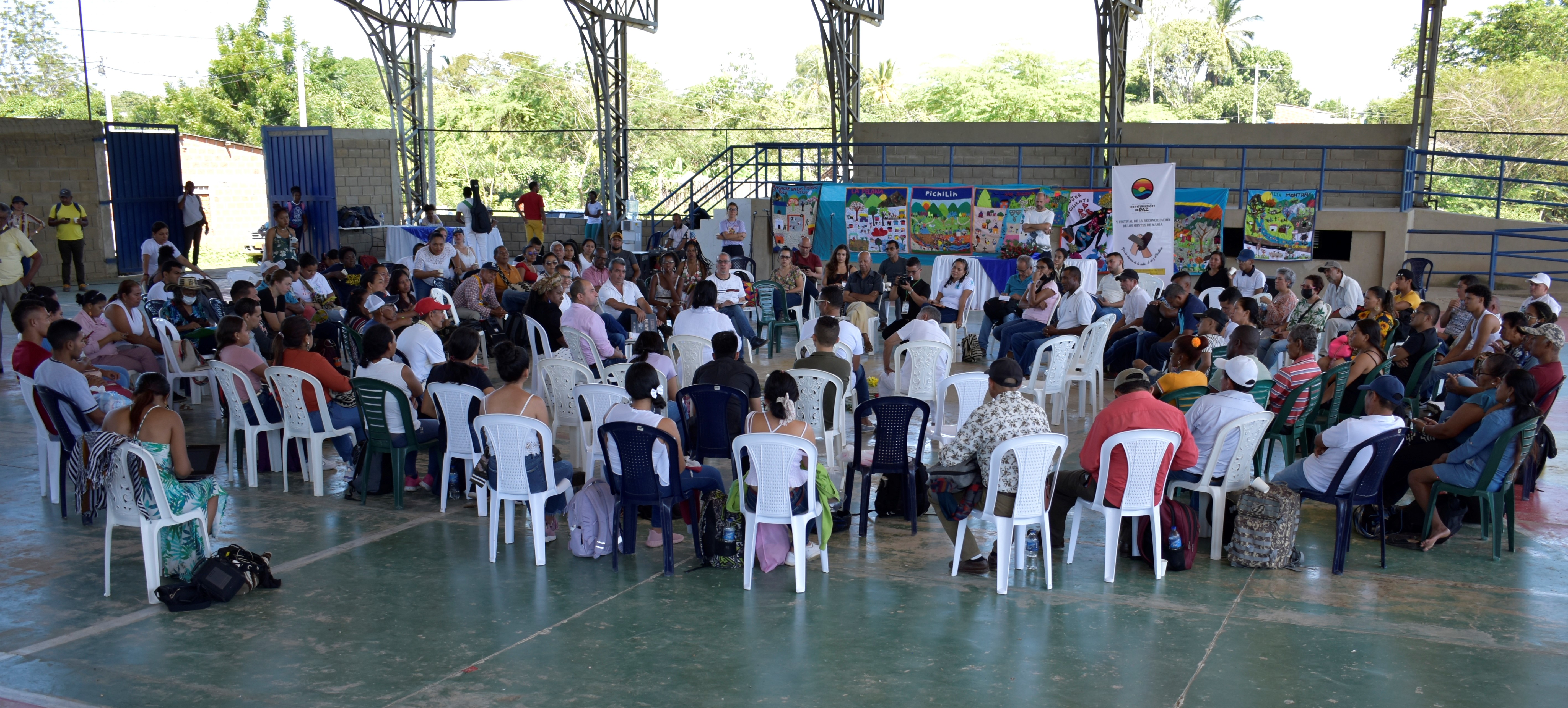 Diálogo entre víctimas y excombatientes durante el V Festival de la Reconciliación, en el municipio de Zambrano, Bolívar.