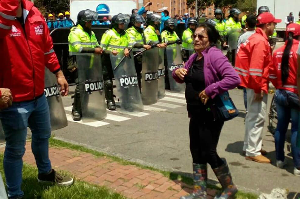 Denuncian violencia del Esmad en manifestación contra obras en humedales de Bogotá