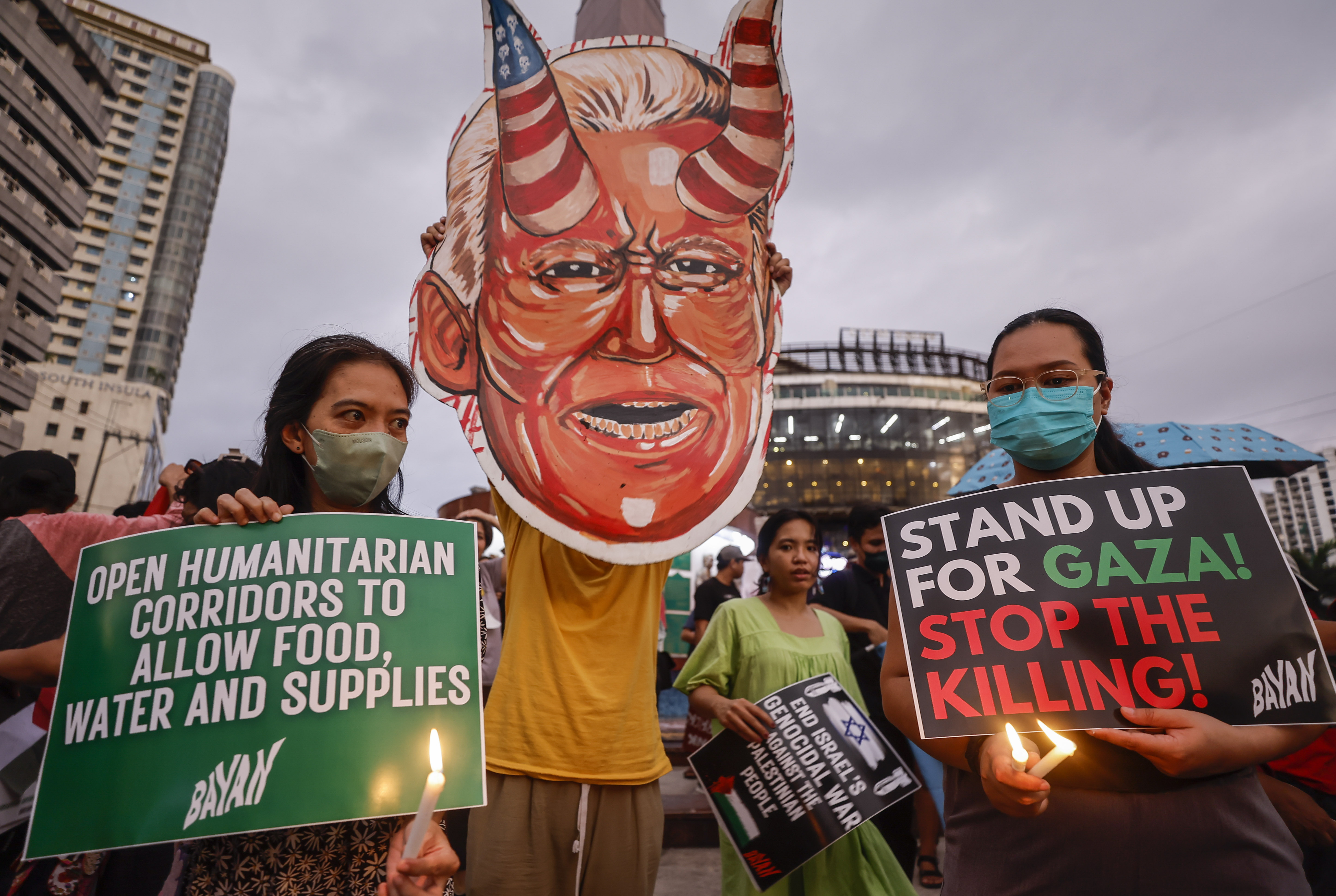 Quezon City (Philippines), 18/10/2023.- Quezon City (Filipinas), 18/10/2023.- Miembros de grupos defensores de los derechos humanos sostienen carteles y una imagen simulada del presidente de Estados Unidos, Joe Biden, en una manifestación en apoyo a Palestina, en Quezon City, después del ataque al hospital en la Franja de Gaza que causó al menos 500 muertos y del que las autoridades palestinas acusaron al Ejército israelí, que negó su implicación. EFE/ROLEX DELA PENA