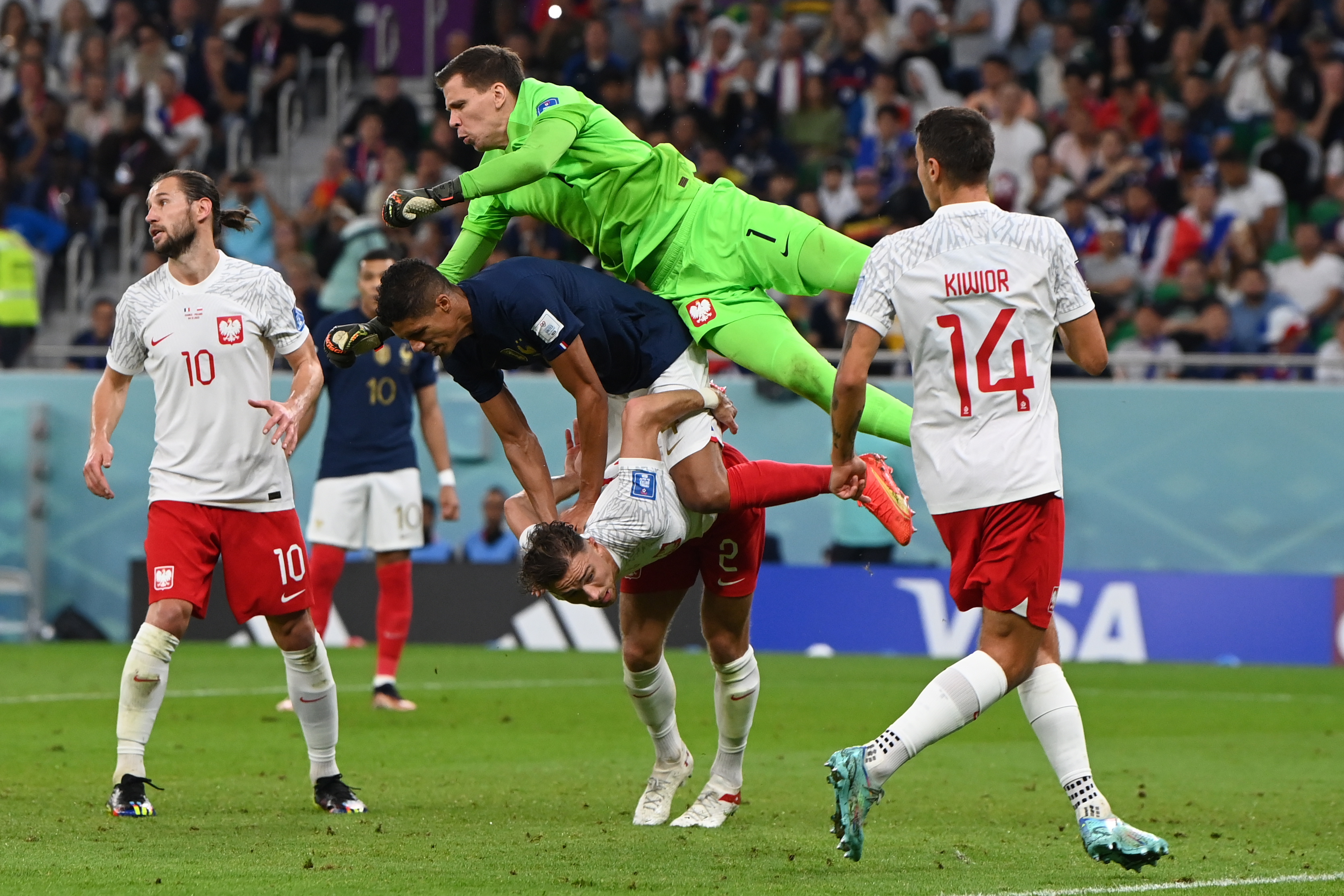 Doha (Qatar), 04/12/2022.- Goalkeeper Wojciech Szczesny (top) of Poland in action against Raphael Varane of France during the FIFA World Cup 2022 round of 16 soccer match between France and Poland at Al Thumama Stadium in Doha, Qatar, 04 December 2022. (Mundial de Fútbol, Francia, Polonia, Catar) EFE/EPA/Georgi Licovski