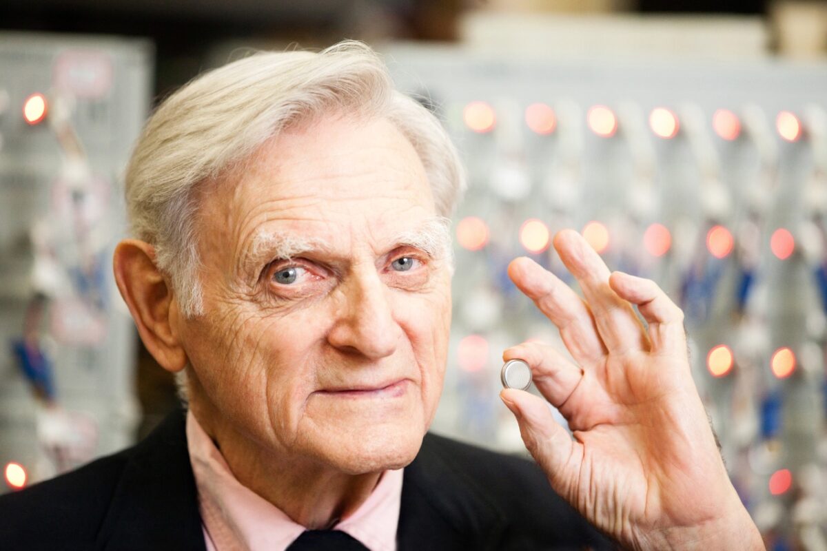 Murió John Goodenough, Nobel de Química por desarrollar las baterías de litio