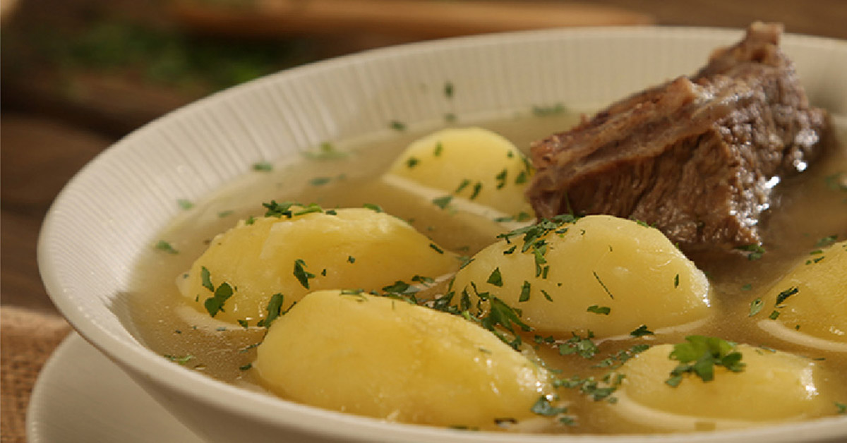 Unas papas en caldo de costilla, te solucionan la gripa