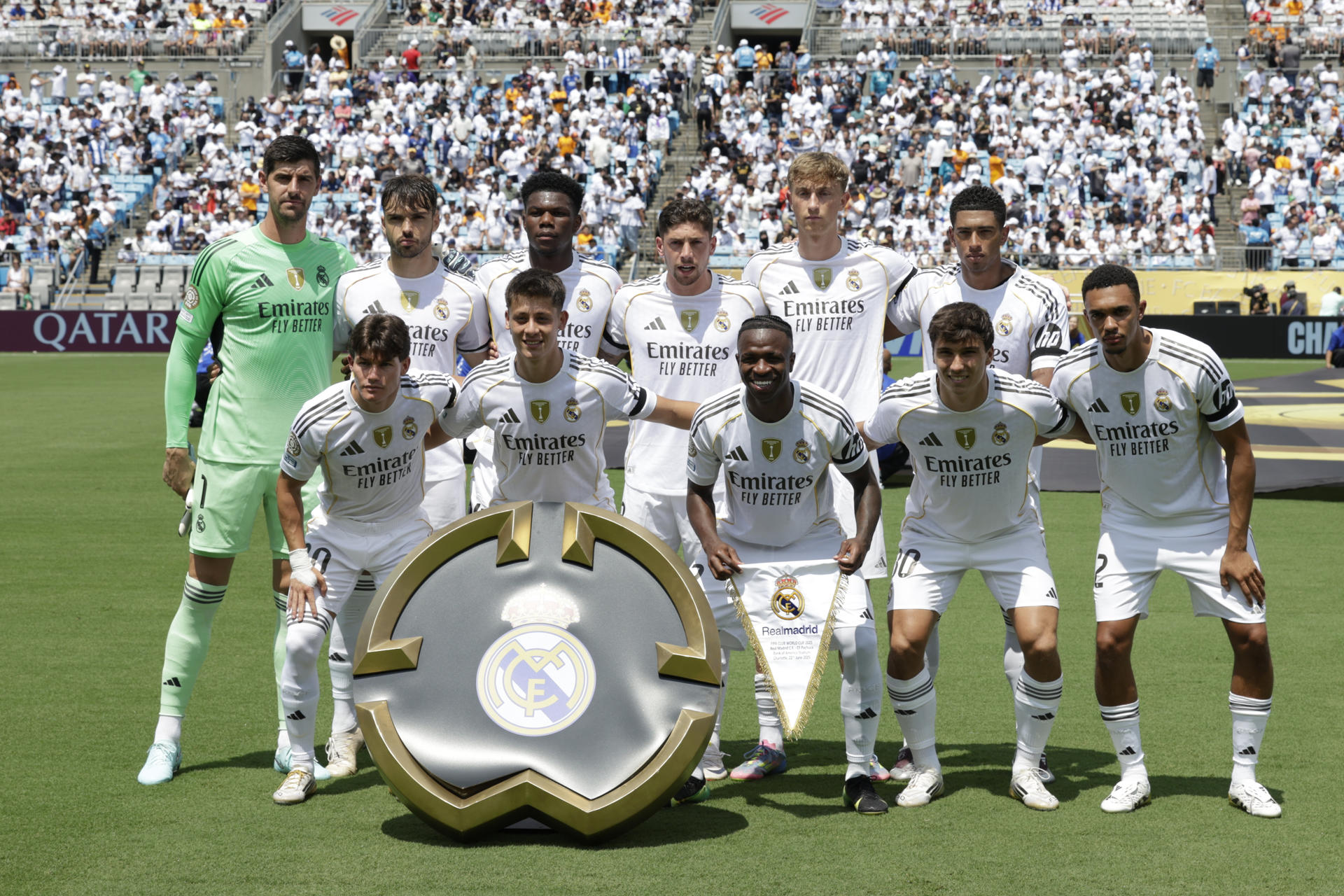 AMDEP7430. CHARLOTTE (ESTADOS UNIDOS), 22/06/2025.- Jugadores del Real Madrid forman este domingo, previo a un partido del Mundial de Clubes entre Real Madrid y Pachuca en el estadio Bank of America de Charlotte (Estados Unidos). EFE/ André Coelho