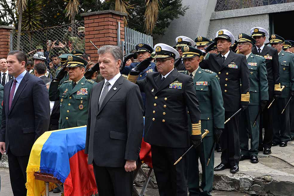 El presidente Santos, ayer en Bogotá en el sepelio de José Languilavo, uno de los soldados muertos en el Cauca. / SIG