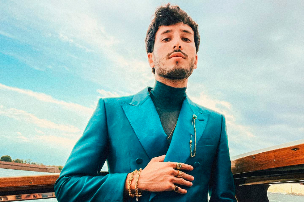 Video | Sebastián Yatra se disfrazó para pasar desapercibido, pero no lo logró