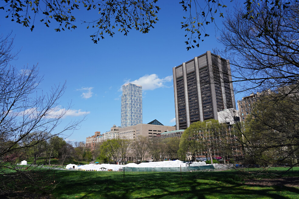 En el Central Park se han adecuado instalaciones médicas como apoyo para enfrentar la pandemia de la COVID-19. Nueva York es la ciudad más golpeada de todo Estados Unidos por el virus: van más de 17.000 muertes, el 46 % del total nacional. / AFP