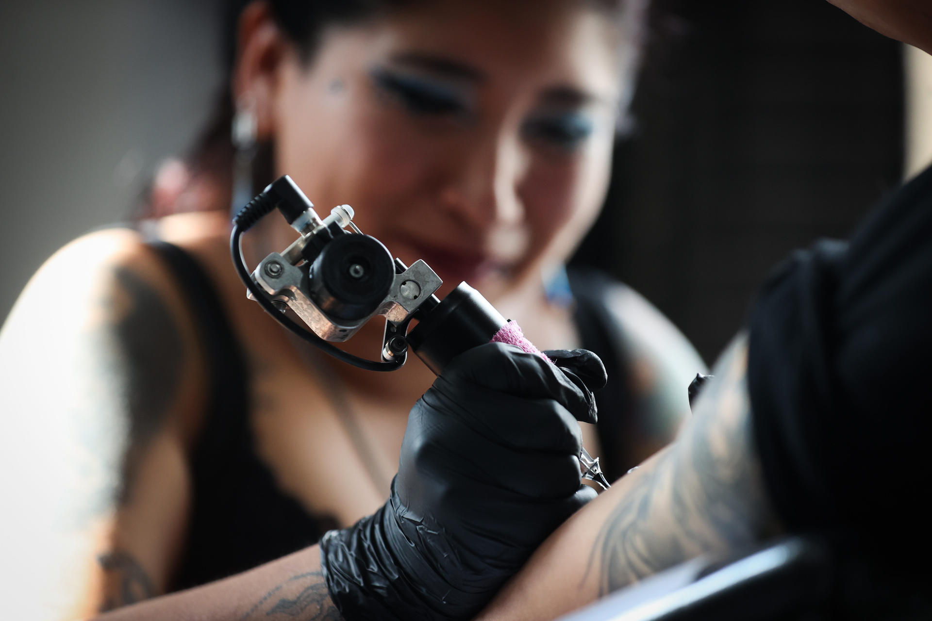 Tatuajes bajo sedación: los riesgos que preocupan a los médicos