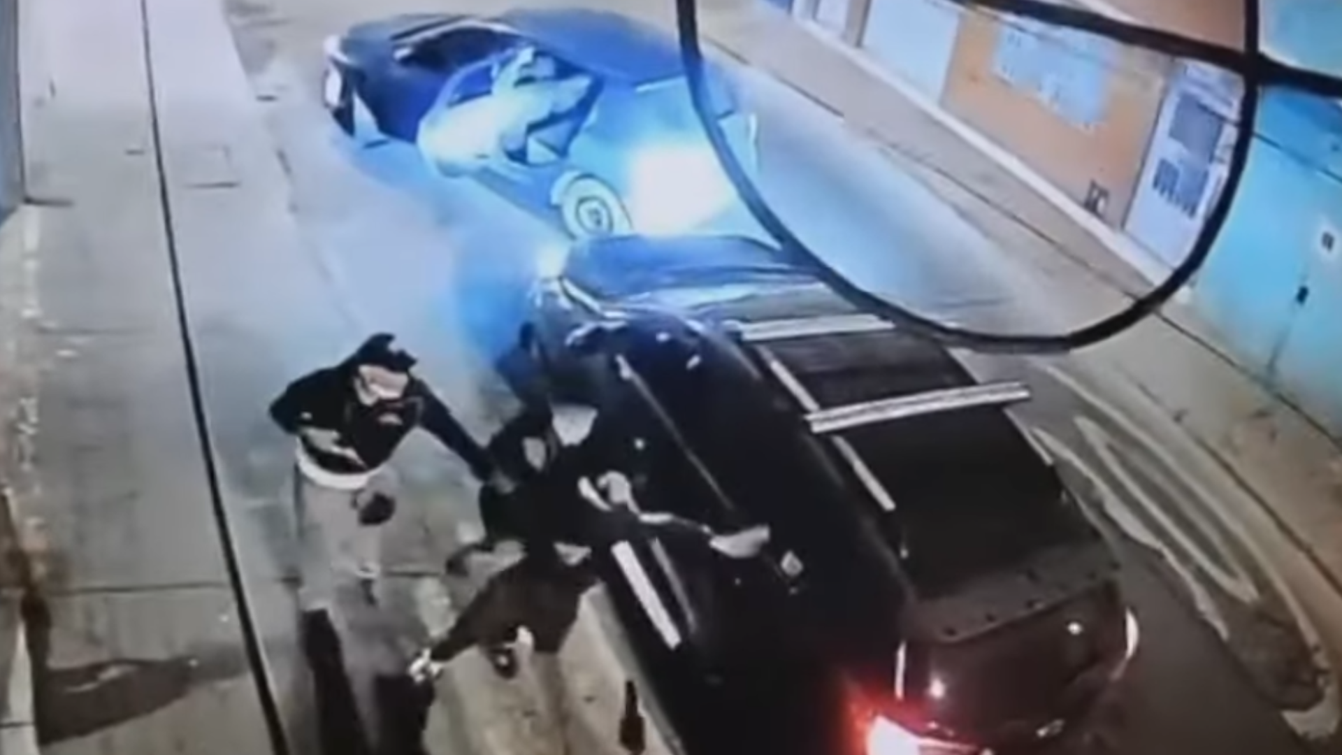 Ladrones que deambulan en un carro azul son el terror de conductores de camioneta
