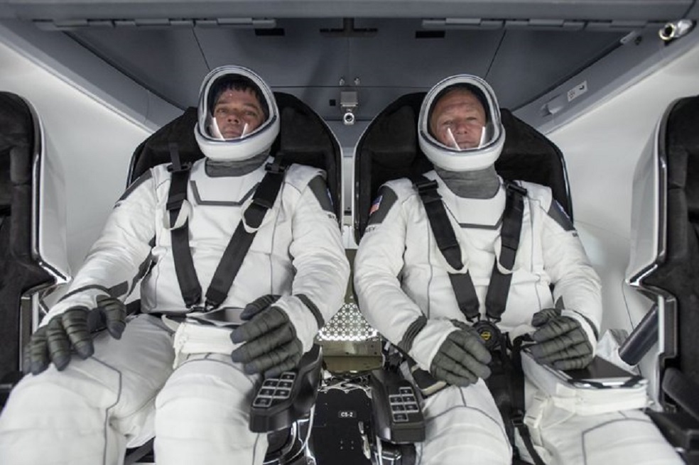 ¿Quiénes son los astronautas que harán el primer vuelo comercial tripulado al espacio?
