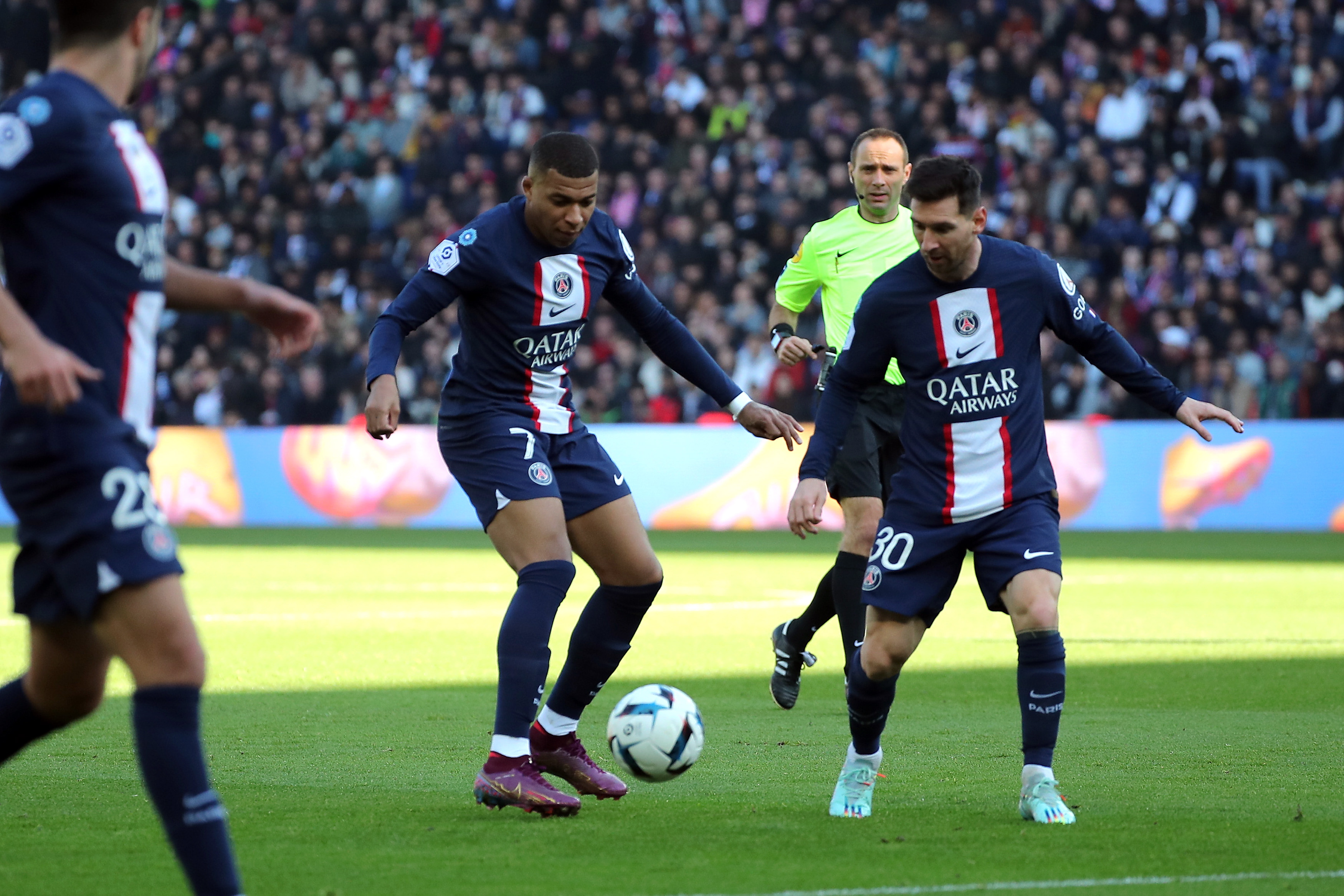 PSG no desentona y es más líder que nunca en Francia