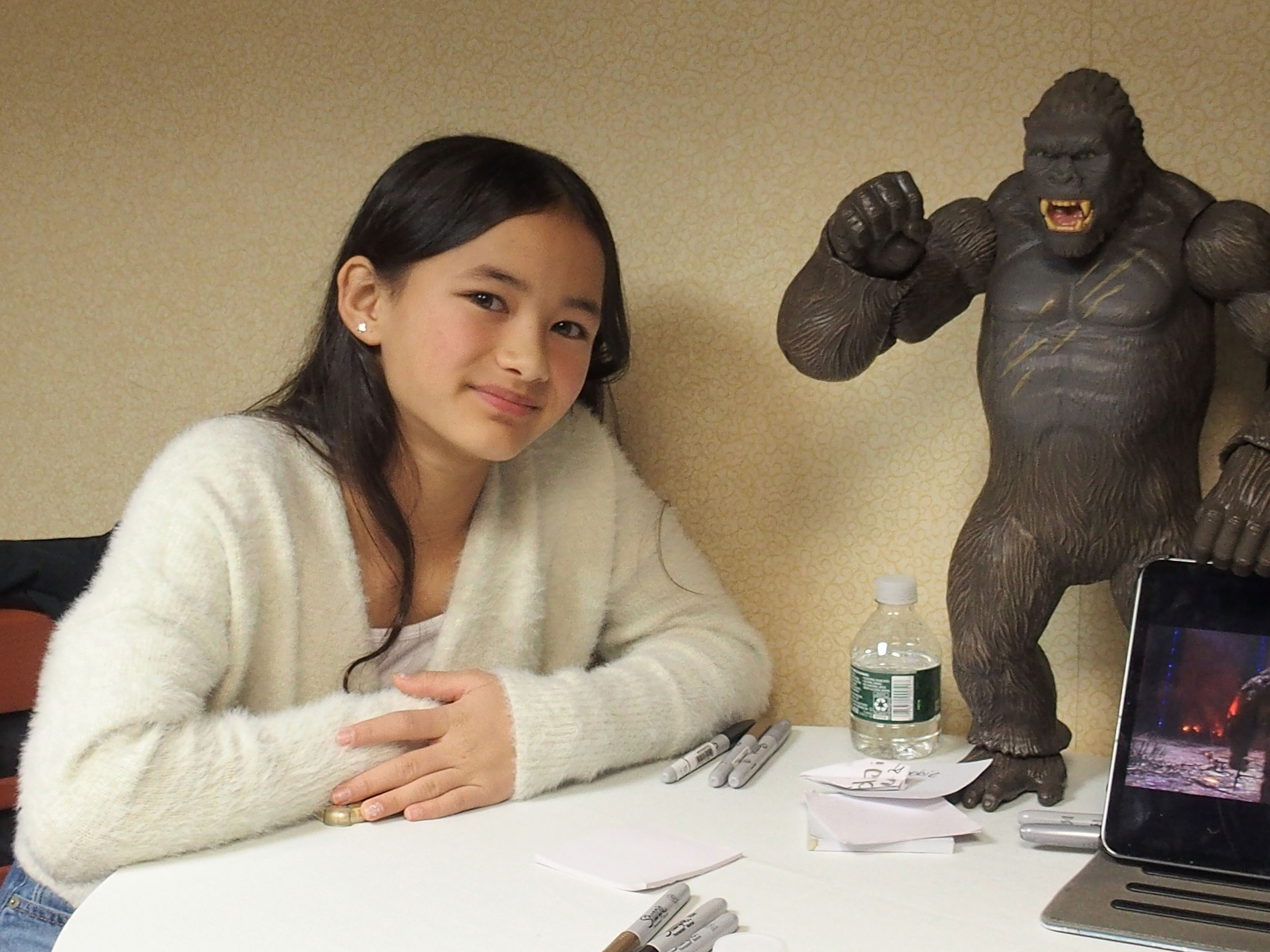 La niña con discapacidad auditiva que controla las bestias más icónicas del cine