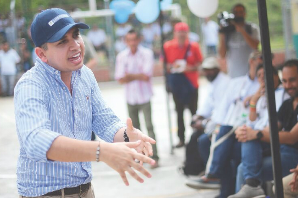 El ministro de Vivienda, Jonathan Malagón, presidió la delegación que visitó Teorama el primero de noviembre.“Desde este rincón de Colombia olvidado y estigmatizado, alzo mi voz y hago un llamado para que creamos y defendamos la puesta en marcha de los PDET, y a las instituciones, cooperación internacional, Gobierno Nacional, departamental y municipal para que se articulen con nosotros los campesinos sin oportunidades que hoy tomamos la decisión de creer y soñar a través de los PDET en una vida mejor con condiciones dignas”. Esas fueron las palabras con las que Wilmer Pino, líder comunal de Teorama, recibió a la delegación del Gobierno en la vereda Cuatro Esquinas de ese municipio, donde entregaron ese día un salón comunal. El proceso que hoy defiende este líder empezó en realidad hace más de dos años.