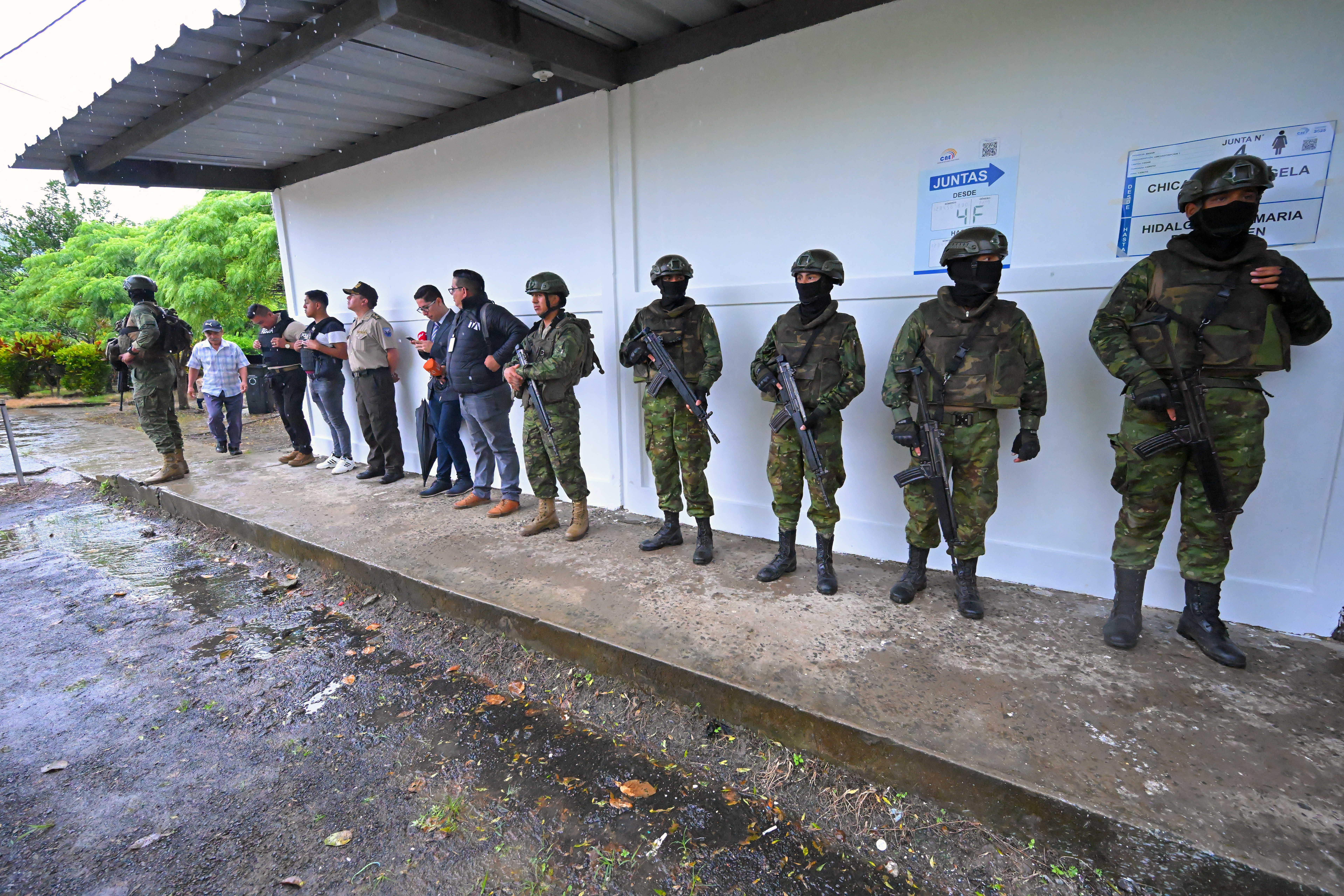 Masacre en Ecuador: hombres vestidos de militares mataron al menos a 12 personas