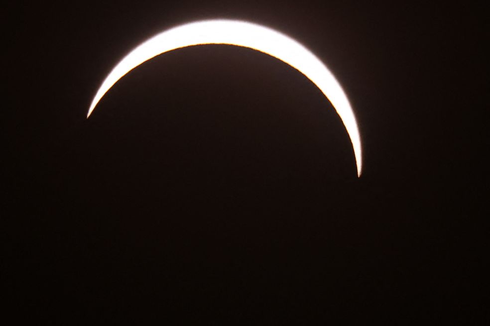 Durante este eclipse, la Luna pasa entre el Sol y la Tierra y proyecta una sombra sobre nuestro planeta.