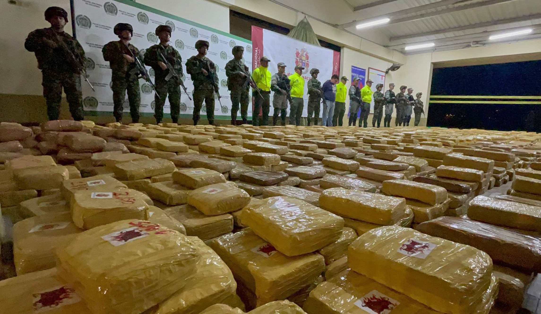 AME5785. TRINIDAD (COLOMBIA), 01/02/2025.- Fotografía cedida por la oficina de prensa del Ejército de Colombia de la incautación de cuatro toneladas de marihuana este sábado en Trinidad (Colombia). Las autoridades de Colombia incautaron cuatro toneladas de marihuana, el mayor alijo de los últimos cinco años en la Orinoquía colombiana, que eran transportados en un camión, informaron fuentes castrenses. EFE/ Ejército De Colombia /SOLO USO EDITORIAL/NO VENTAS/SOLO DISPONIBLE PARA ILUSTRAR LA NOTICIA QUE ACOMPAÑA (CRÉDITO OBLIGATORIO)
