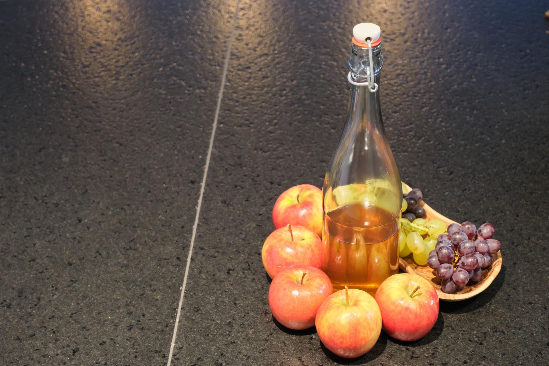 Así se prepara el vinagre de manzana libre de conservantes