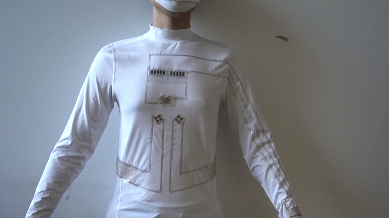 Camiseta carga pequeños dispositivos electrónicos a partir de sudor y movimiento